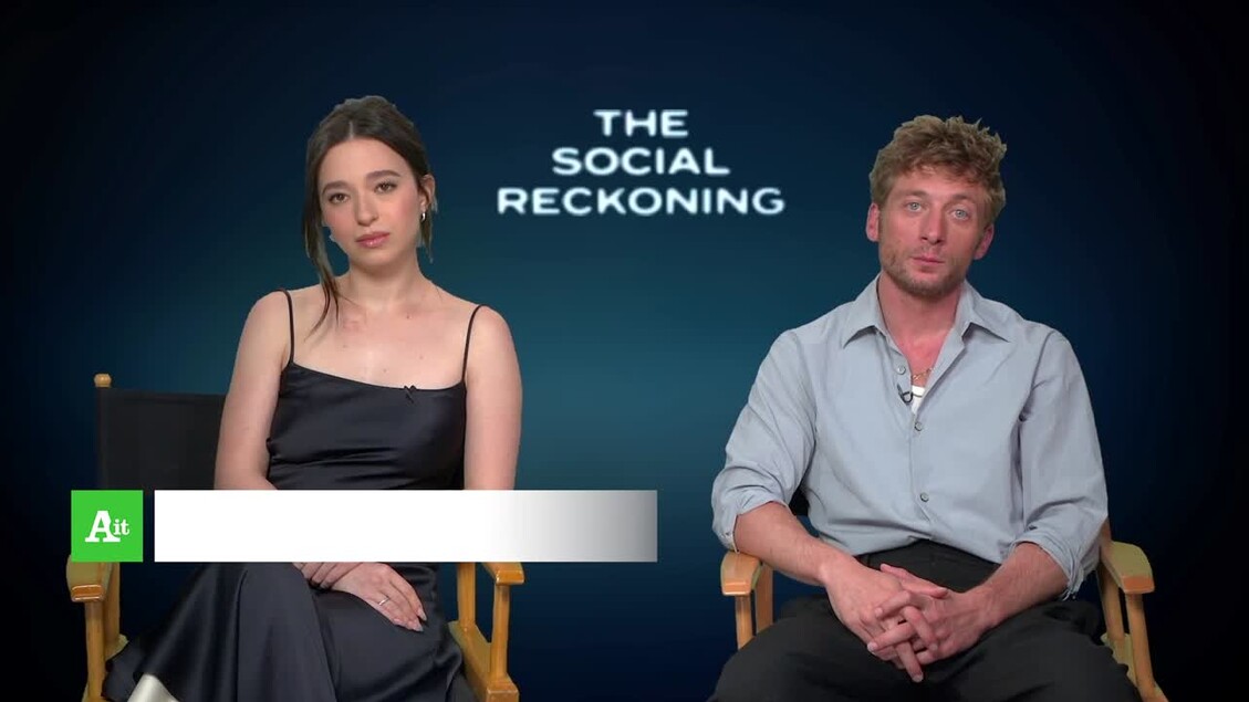 Jeremy Allen White e Mikey Madison raccontano The Social: Il Prezzo della Verit&agrave;. Nella scena, un uomo e una donna sono seduti su delle sedie. La descrizione include anche riferimenti a persone adulte e alla conversazione.