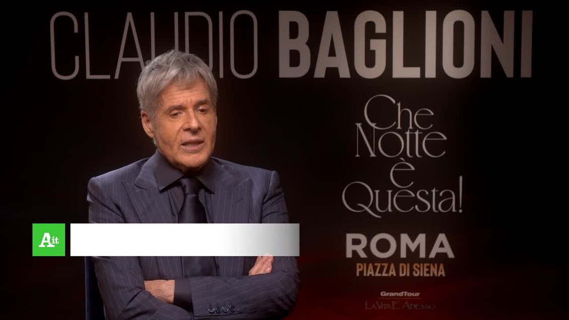 Claudio Baglioni torna a Piazza di Siena dopo i due leggendari concerti del 1982 e del 2009. &Egrave; riconoscibile nella foto, indossando un abito formale. La scena presenta una folla di persone, evidenziando l'importanza dell'evento. Il contesto &egrave; caratterizzato da elementi tipici di un concerto, con un'atmosfera vivace e partecipativa.