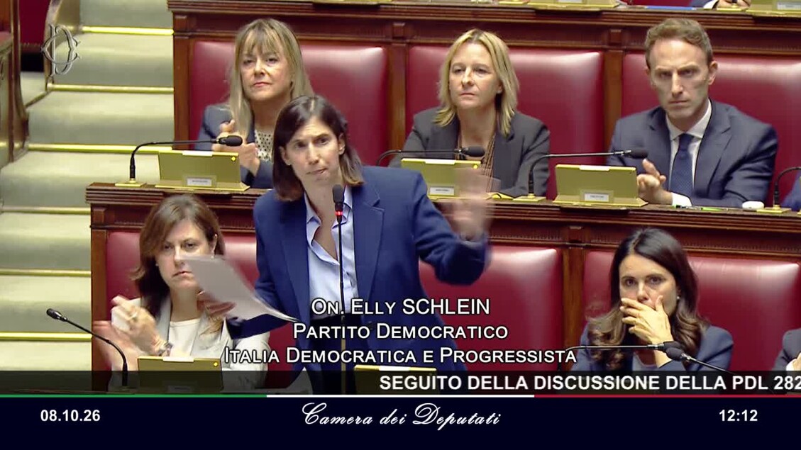 Un gruppo di persone &egrave; seduto in una stanza. Una donna, Onelly Schlein, parla in un microfono. Simona Bonaf&egrave; &egrave; riconoscibile nell'immagine. &Egrave; presente un testo che menziona SEGUITO DELLA DISCUSSIONE DELLA PDL 282. L'ambiente &egrave; interno e il contesto riguarda la legge elettorale.