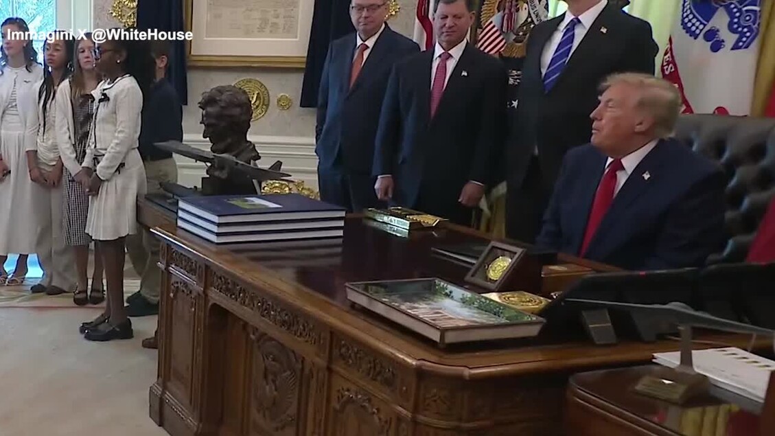 Donald Trump e Frank Bisignano sono riconoscibili nell'immagine. Un gruppo di uomini in abiti formali si trova attorno a un tavolo. &Egrave; presente un vassoio rettangolare sul tavolo. L'ambiente &egrave; interno, probabilmente un'aula o un ufficio. Trump afferma: &ldquo;Merito il Nobel per la pace, ho risolto otto guerre e salvato milioni di vite&rdquo;.
