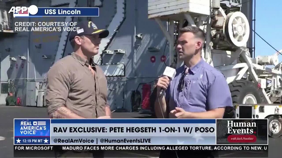 Due uomini stanno conversando. Uno di loro &egrave; Pete Hegseth, che afferma: La fucilazione dell'autore della strage di Fort Hood sar&agrave; pubblica. Sono presenti anche altre persone e un pubblico, suggerendo che si tratta di una conferenza stampa. Entrambi gli uomini indossano abbigliamento formale, incluso un cappello.