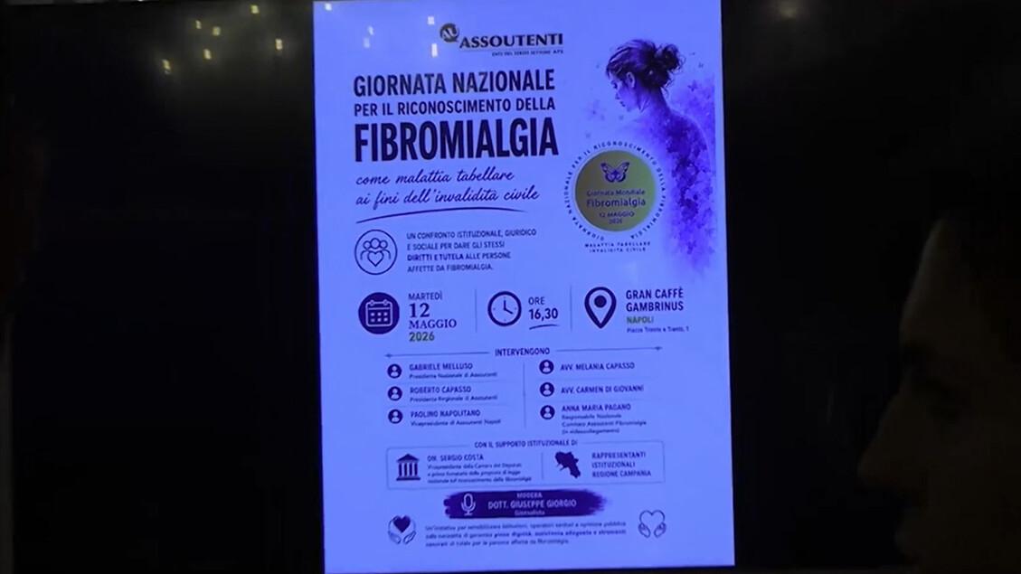 Un poster su uno schermo presenta il messaggio Giornata per il riconoscimento della fibromialgia, &egrave; una malattia invalidante. Il poster &egrave; su uno sfondo nero e include il termine fibromialgia. L'evento &egrave; associato alla Giornata Nazionale per il riconoscimento della fibromialgia, che si tiene il 12 maggio.