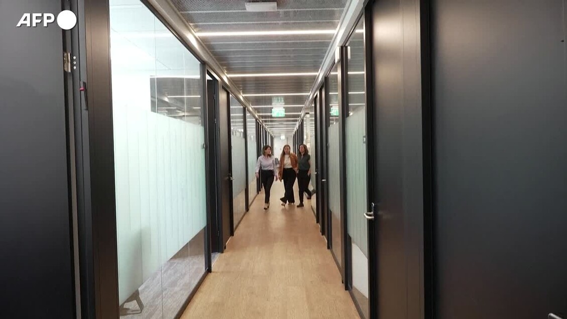 Un'inchiesta israeliana riporta violenze sessuali diffuse e sistematiche durante il 7 ottobre. L'immagine mostra un gruppo di persone che cammina in un corridoio all'interno di un edificio. L'architettura &egrave; visibile e il pavimento &egrave; presente.