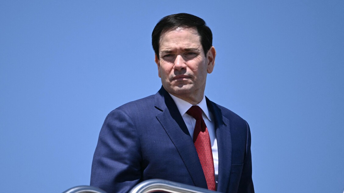 Nell'immagine &egrave; riconoscibile il segretario di Stato Marco Rubio, un uomo in giacca e cravatta. La scena include altre persone, suggerendo un contesto di politica statunitense, probabilmente legato a questioni riguardanti la Cina. L'immagine ritrae un ritratto di un uomo adulto, con un volto visibile, in un contesto formale.