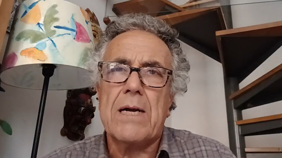 Fabrizio Barca &egrave; riconoscibile nell'immagine. Si vede un uomo con occhiali, affiancato da una lampada. Il contesto suggerisce una riflessione sulle nuove generazioni, che temono che la loro voce non conti. L'ambiente &egrave; interno e include un tavolo e una parete.