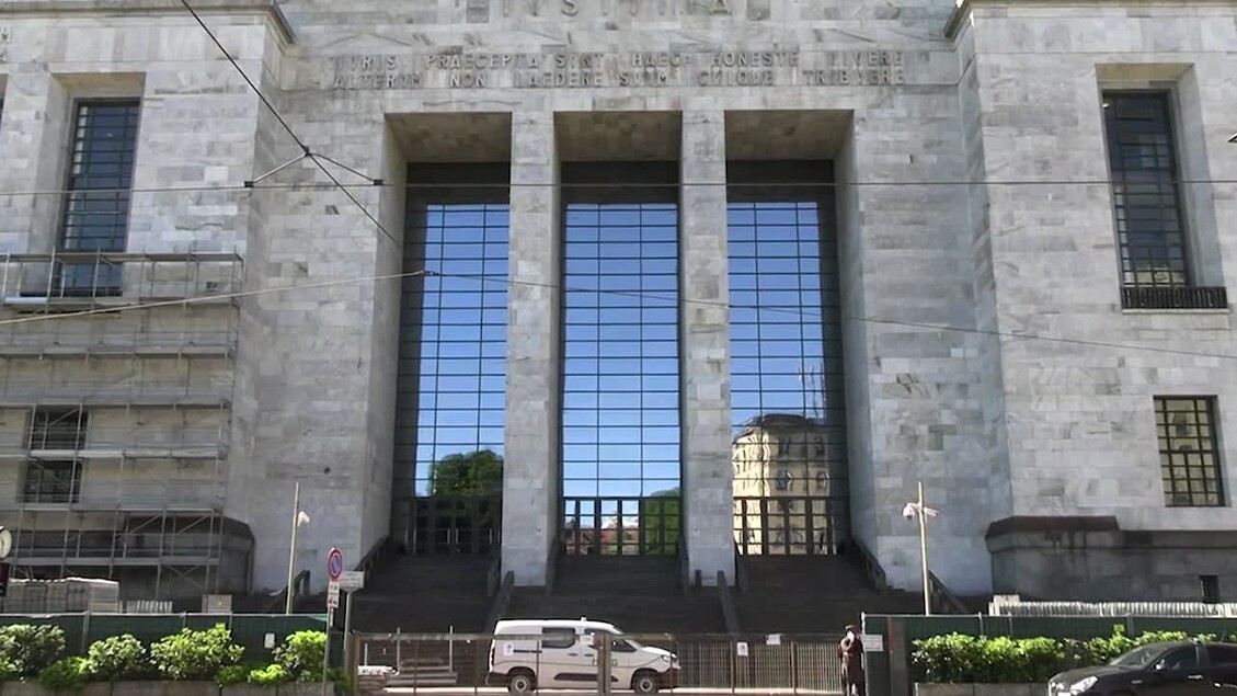 L'immagine mostra un edificio per uffici con finestre e scale. &Egrave; presente un'auto nelle vicinanze. Il legale Santanch&eacute; commenta riguardo al caso Visibilia, affermando che l'ex socio Zeno &egrave; un testimone un po' confusionario. L'architettura dell'edificio si inserisce in un contesto urbano.