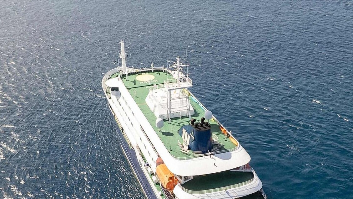 Una nave da crociera &egrave; visibile in acqua. I passeggeri della nave non potranno sbarcare a Capo Verde. La scena rappresenta un contesto di trasporto marittimo, con la nave che rientra nella categoria dei veicoli acquatici.