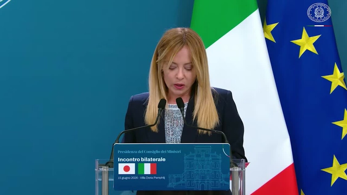Giorgia Meloni &egrave; riconoscibile nell'immagine mentre parla da un podio, circondata da microfoni. Si svolge un incontro bilaterale, e la Meloni discute del Global Combat Air Programme e dei caccia di sesta generazione. &Egrave; presente una folla di persone che ascolta il suo discorso.