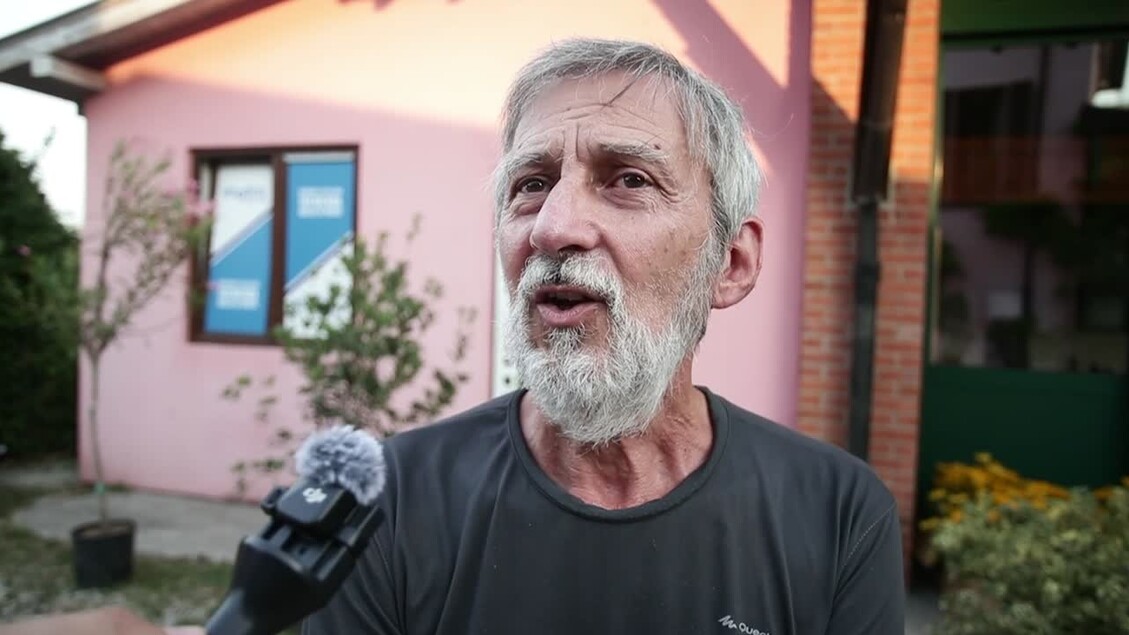 Exodus ricorda Don Mazzi: &ldquo;Ha insegnato a guardare il mondo con speranza. Un uomo con la barba parla in un microfono. L'immagine mostra un primo piano del suo collo e del suo viso. L'uomo &egrave; un adulto e la fotografia &egrave; un ritratto.