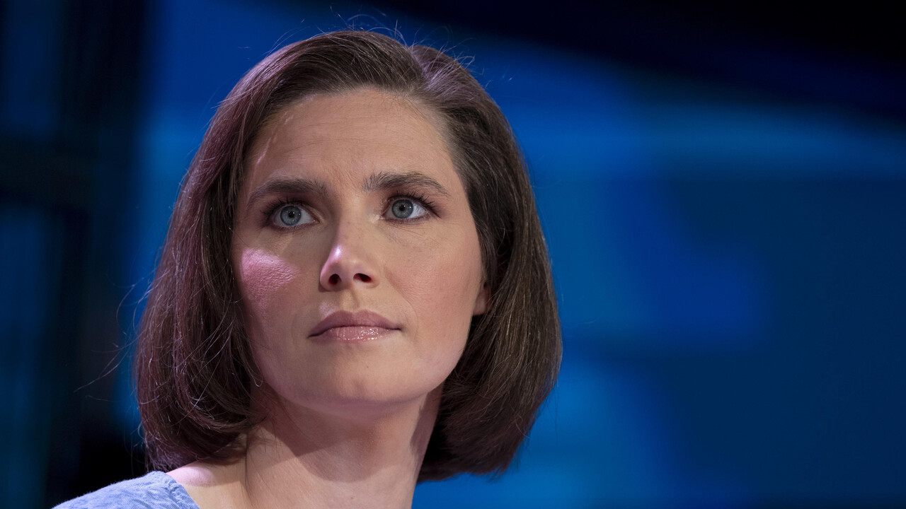 Amanda Knox &egrave; riconoscibile nell'immagine. Si tratta di un ritratto di una donna con capelli corti e castani, che guarda in alto su uno sfondo blu. L'immagine &egrave; una fotografia di archivio.