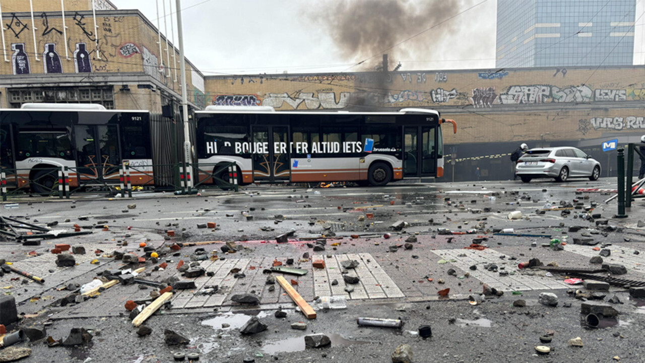 A Bruxelles, un gruppo di persone partecipa a una manifestazione in piazza contro le misure di austerit&agrave;. I partecipanti sfilano per la strada e portano bandiere. L'evento &egrave; un protesto all'aperto, caratterizzato da una folla di persone unite per esprimere il loro dissenso.