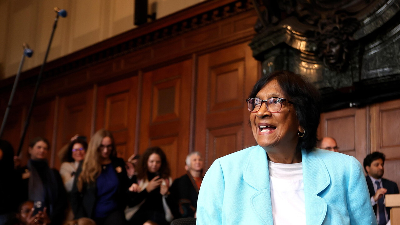 Navi Pillay, avvocato sudafricano, vince il Premio Nobel per la Pace 2026. Nell'immagine, &egrave; presente una donna che indossa un abito blu. Si trova in un ambiente interno, probabilmente durante un seminario o una conferenza, con un pubblico presente. La scena include persone e un'atmosfera di discussione formale.