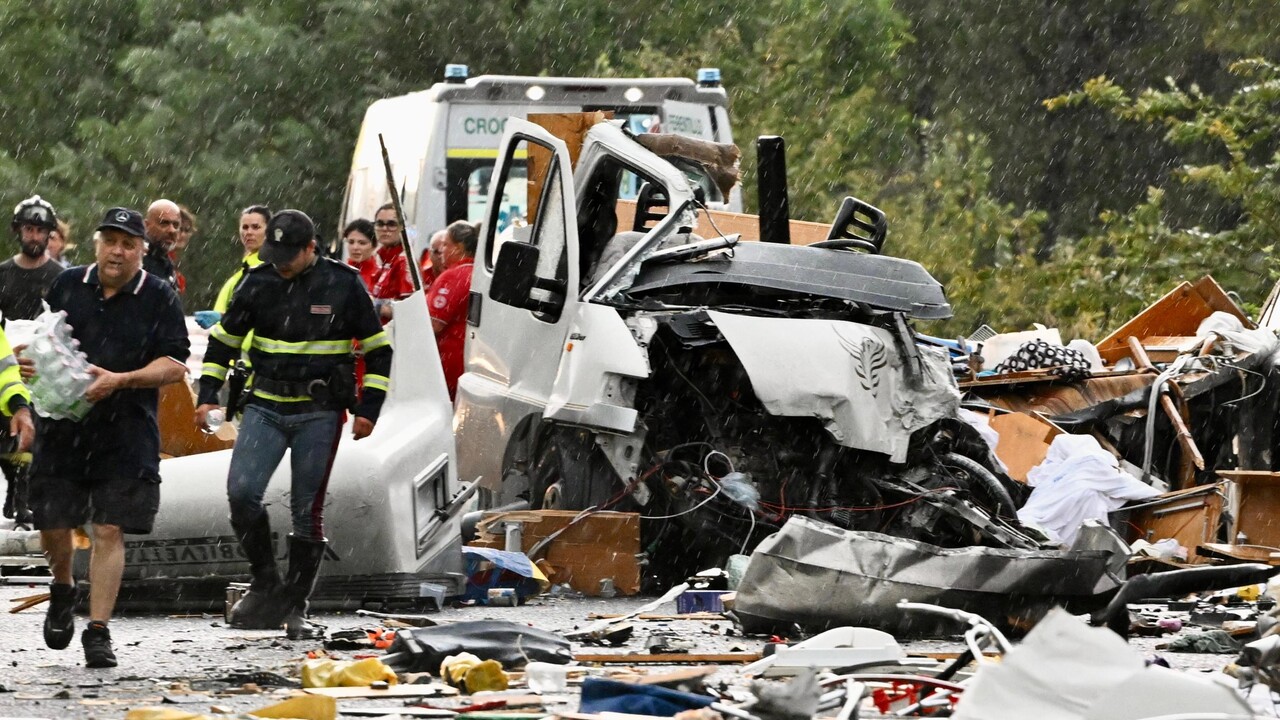 Un incidente stradale avviene sulla Terni-Rieti, con 27 feriti, di cui 3 in condizioni gravi. Si osserva un'auto distrutta e un camion bianco danneggiato. La scena &egrave; all'aperto e presenta elementi di disastro, come veicoli incidentati e detriti. Una persona &egrave; presente nell'area.