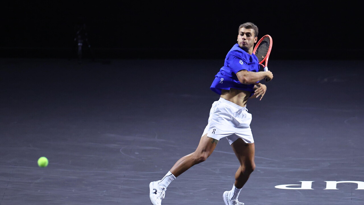 Un uomo gioca a tennis durante la Laver Cup a Londra. Si vede un campo da tennis e l'uomo tiene una racchetta. L'evento &egrave; un incontro sportivo che coinvolge il tennis.