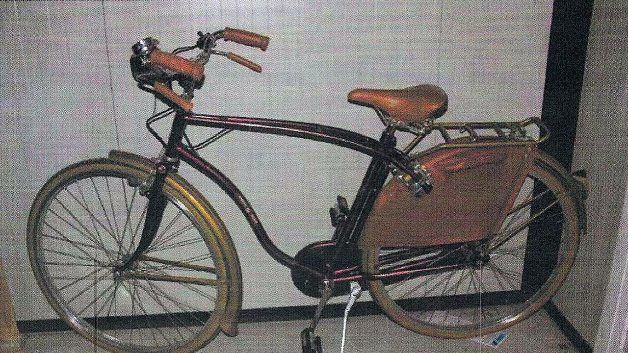 L'immagine mostra una bicicletta sequestrata a Stasi, con un cestino sulla parte anteriore. Questo veicolo &egrave; un mezzo di trasporto, caratterizzato da ruote e un telaio tipico delle biciclette. La questione del DNA &egrave; ricordata come un'anomalia da un ex investigatore del Ris di Garlasco.