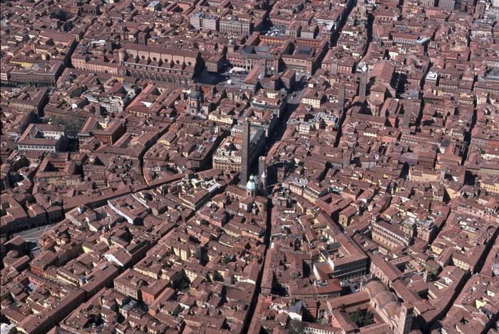 L'immagine mostra una vista aerea di una citt&agrave;, caratterizzata da un paesaggio urbano. Sono visibili diversi edifici e architetture che compongono il quartiere metropolitano. L'ambiente &egrave; all'aperto, evidenziando la struttura della citt&agrave;.