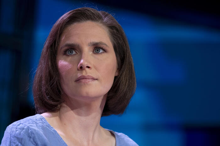 Amanda Knox &egrave; riconoscibile nell'immagine. Si tratta di un ritratto di una donna con capelli corti e castani, che guarda in alto su uno sfondo blu. L'immagine &egrave; una fotografia di archivio.
