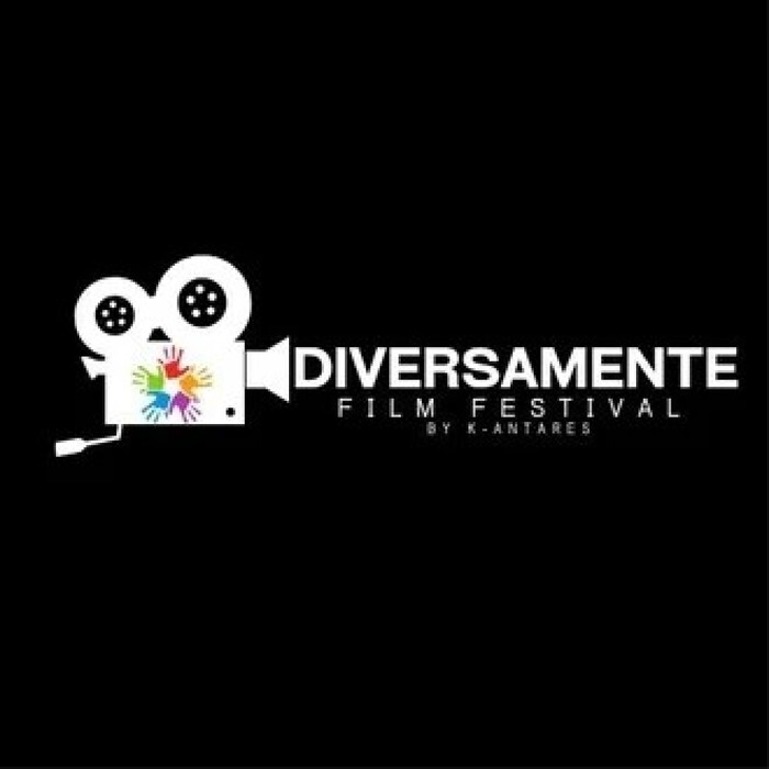 Il festival del cinema "Diversamente" si svolge a Viareggio, focalizzandosi sull'inclusione. &Egrave; presente un logo del festival, che rappresenta l'evento. Altri elementi visivi includono adesivi e grafiche associate al festival.