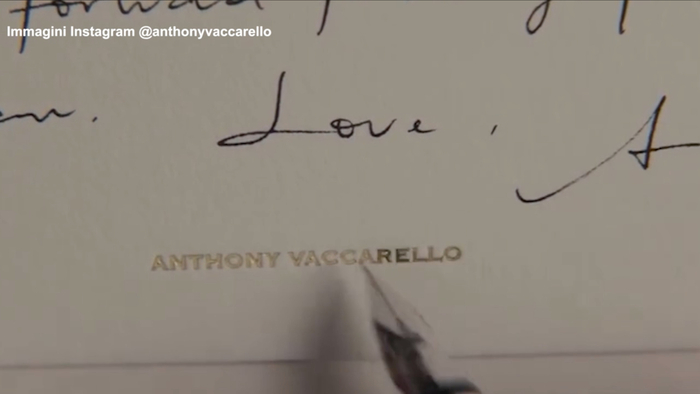 Vaccarello lascia Yves Saint Laurent dopo 10 anni. L'immagine mostra un primo piano di una lettera, che include anche una firma. &Egrave; presente un testo che dice "Immagini Instagram @anthonyvaccarello". La scrittura a mano &egrave; evidente nel documento.