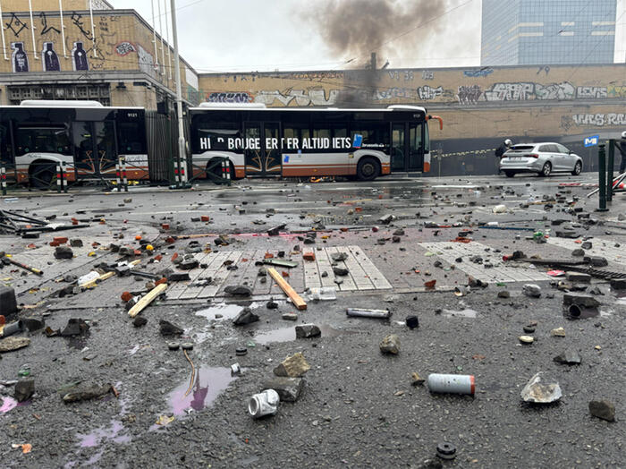 A Bruxelles, un gruppo di persone partecipa a una manifestazione in piazza contro le misure di austerit&agrave;. I partecipanti sfilano per la strada e portano bandiere. L'evento &egrave; un protesto all'aperto, caratterizzato da una folla di persone unite per esprimere il loro dissenso.