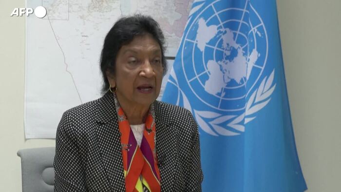 Navi Pillay, avvocato sudafricano, vince il Premio Nobel per la Pace 2026. Nell'immagine, &egrave; presente una donna che indossa un abito blu. Si trova in un ambiente interno, probabilmente durante un seminario o una conferenza, con un pubblico presente. La scena include persone e un'atmosfera di discussione formale.