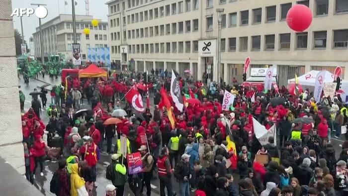 A Bruxelles, un gruppo di persone partecipa a una manifestazione in piazza contro le misure di austerit&agrave;. I partecipanti sfilano per la strada e portano bandiere. L'evento &egrave; un protesto all'aperto, caratterizzato da una folla di persone unite per esprimere il loro dissenso.