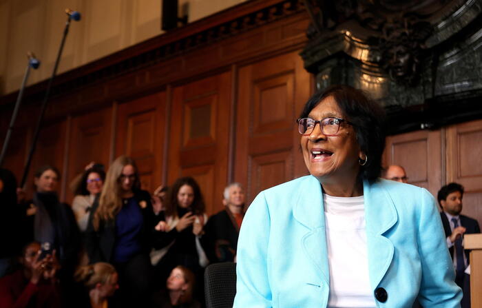 Navi Pillay, avvocato sudafricano, vince il Premio Nobel per la Pace 2026. Nell'immagine, &egrave; presente una donna che indossa un abito blu. Si trova in un ambiente interno, probabilmente durante un seminario o una conferenza, con un pubblico presente. La scena include persone e un'atmosfera di discussione formale.