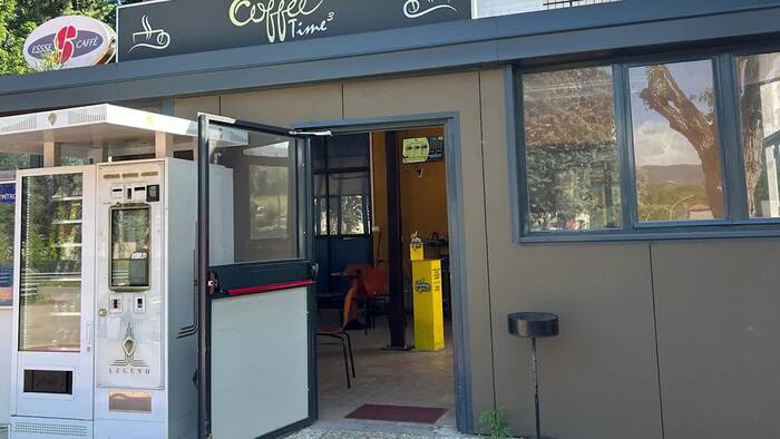 Due donne hanno fatto bloccare un operaio accusato di tentato femminicidio. &Egrave; visibile un edificio con una porta aperta. La porta &egrave; bianca e presenta pannelli di vetro. L'ambiente &egrave; interno e potrebbe essere associato a un ristorante o a un contesto domestico.