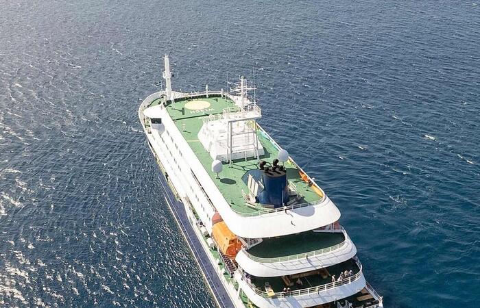 Una nave da crociera &egrave; visibile in acqua. I passeggeri della nave non potranno sbarcare a Capo Verde. La scena rappresenta un contesto di trasporto marittimo, con la nave che rientra nella categoria dei veicoli acquatici.