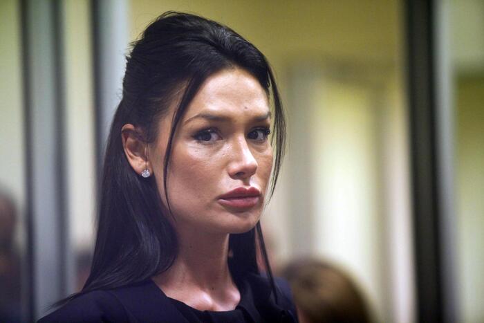 Nicole Minetti &egrave; una donna con capelli scuri. I procuratori di Milano non trovano nulla di sospetto finora nei controlli relativi alla grazia di Minetti. L'immagine rappresenta un ritratto di una persona, evidenziando il viso e i capelli neri.