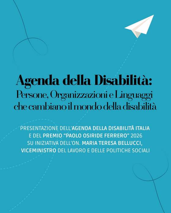 L'immagine mostra una copertina blu con un aeroplano di carta. &Egrave; presente un testo che recita "Agenda della Disabilit&agrave;", che si riferisce a un'iniziativa legata al mondo della disabilit&agrave;. L'immagine &egrave; classificata come un poster e un annuncio.