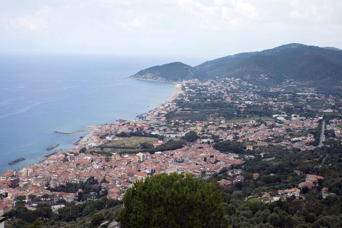 Castellabate &egrave; una citt&agrave; situata vicino al mare, confermata con la 'bandiera blu' per l'accoglienza dei ragazzi con autismo. L'immagine rappresenta un ambiente naturale all'aperto, caratterizzato da acqua e una costa. Il paesaggio include elementi come la linea di riva e il cielo, evidenziando la bellezza della natura circostante.