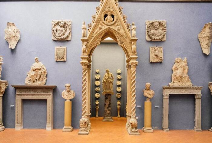 I Musei civici fiorentini rinnovano l'adesione all'Mta, promuovendo l'accessibilit&agrave; per i malati di Alzheimer. L'immagine mostra un gruppo di statue su una parete all'interno di un museo, con architettura tipica di una chiesa. Sono visibili anche un altare e dettagli artistici come sculture e opere d'arte. L'ambiente &egrave; caratterizzato da un'atmosfera di preghiera e contemplazione.