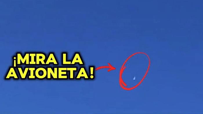 Lo schermo &egrave; blu con testo giallo e un cerchio rosso. Il contenuto riguarda un video falso sull'incidente aereo in Per&ugrave;, evidenziando l'incoerenza con i rottami. Sono presenti riferimenti a "&iexcl;MIRA LA" e "AVIONETA!". Il contesto &egrave; all'aperto e potrebbe includere elementi come dinamite e armi.