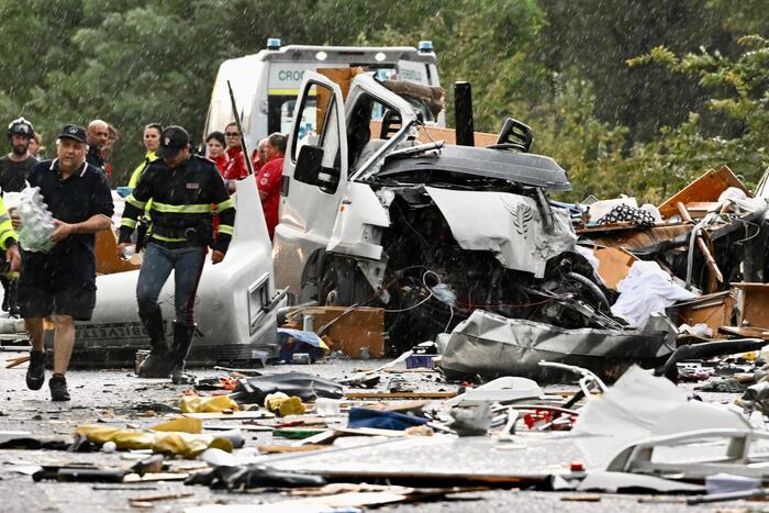 Un incidente stradale avviene sulla Terni-Rieti, con 27 feriti, di cui 3 in condizioni gravi. Si osserva un'auto distrutta e un camion bianco danneggiato. La scena &egrave; all'aperto e presenta elementi di disastro, come veicoli incidentati e detriti. Una persona &egrave; presente nell'area.