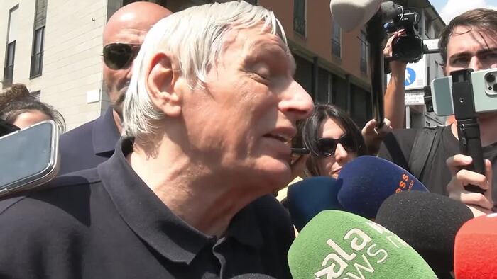 Si svolge il funerale di Don Mazzi nella Basilica di S. Ambrogio a Milano. Sono presenti un segno, una penna e un libro su un tavolo. Un testo significativo recita "sempre giovani" e "I sogni sono". La scena include anche una persona.