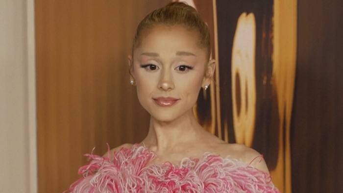 Ariana Grande debutta con il nuovo singolo "Hate that I made you love me". Nell'immagine &egrave; riconoscibile una donna con capelli lunghi che indossa una maglietta nera. La composizione &egrave; un ritratto che mette in evidenza il volto della donna.