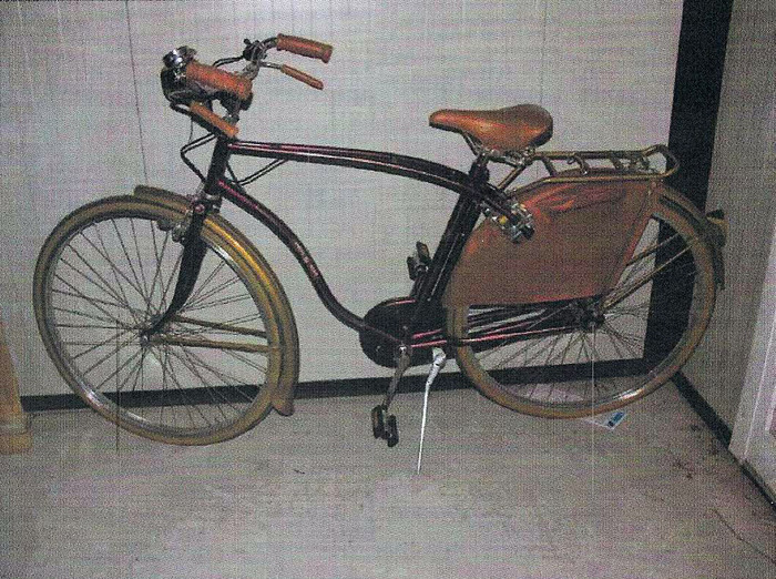 L'immagine mostra una bicicletta sequestrata a Stasi, con un cestino sulla parte anteriore. Questo veicolo &egrave; un mezzo di trasporto, caratterizzato da ruote e un telaio tipico delle biciclette. La questione del DNA &egrave; ricordata come un'anomalia da un ex investigatore del Ris di Garlasco.