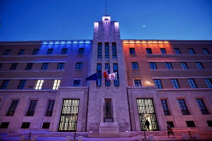 Il palazzo della Regione Puglia espone i colori della bandiera ucraina. Si tratta di un edificio governativo situato in un contesto urbano. La facciata &egrave; illuminata da luci viola. L'immagine rappresenta un ambiente all'aperto, con finestre visibili sulla struttura.