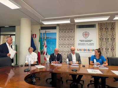 A Olbia si svolge una gara di boccia paralimpica in preparazione per Los Angeles 2028. Un gruppo di persone &egrave; seduto attorno a un tavolo in un ambiente interno, probabilmente durante un seminario o una riunione. &Egrave; presente un uomo in giacca che tiene un documento. Il contesto suggerisce un incontro di collaborazione o gestione, con un pubblico composto da adulti.