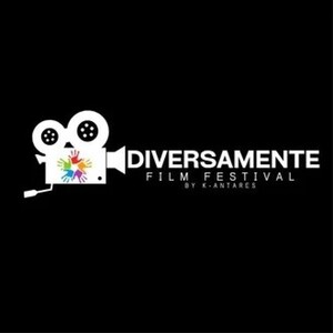 Il festival del cinema "Diversamente" si svolge a Viareggio, focalizzandosi sull'inclusione. &Egrave; presente un logo del festival, che rappresenta l'evento. Altri elementi visivi includono adesivi e grafiche associate al festival.