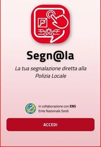 A Firenze, un'app dedicata a persone sorde consente segnalazioni alla polizia locale. &Egrave; presente un cartello rosso e bianco con un logo. Il testo "Polizia Locale" &egrave; visibile, insieme ad altre frasi come "La tua segnalazione diretta alla" e "Segn@la".