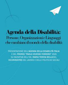 L'immagine mostra una copertina blu con un aeroplano di carta. &Egrave; presente un testo che recita "Agenda della Disabilit&agrave;", che si riferisce a un'iniziativa legata al mondo della disabilit&agrave;. L'immagine &egrave; classificata come un poster e un annuncio.