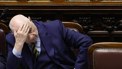 Un uomo in abito elegante tiene la testa tra le mani. La scena si riferisce a Nordio, che discute la necessit&agrave; di cambiare la legge in seguito all'ingiustizia di Garlasco. L'immagine mostra il volto dell'uomo, evidenziando l'espressione di preoccupazione o riflessione.