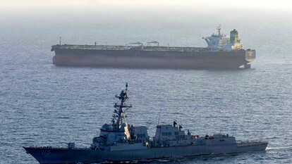 L'immagine mostra una nave militare in acqua, che rappresenta un contesto di conflitto tra Stati Uniti, Iran e Israele. La nave &egrave; un veicolo navale, probabilmente un cacciatorpediniere o una nave da guerra, e si trova all'aperto, circondata dall'acqua e dal cielo.