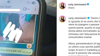A Milano, si scopre una chat sessista tra alcuni dipendenti Atm. &Egrave; visibile una mano che tiene un telefono cellulare. Il telefono &egrave; un dispositivo elettronico utilizzato per comunicare.