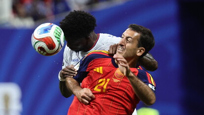La scena rappresenta una partita di calcio della Coppa del Mondo FIFA 2026, tra Spagna e Capo Verde. Un uomo in uniforme rossa tiene un pallone da calcio in mano. Mikel Oyarzabal &egrave; riconoscibile nell'immagine. L'evento &egrave; un incontro sportivo di calcio.