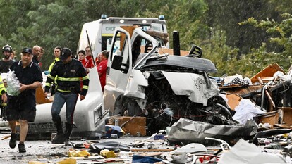Un incidente stradale avviene sulla Terni-Rieti, con 27 feriti, di cui 3 in condizioni gravi. Si osserva un'auto distrutta e un camion bianco danneggiato. La scena &egrave; all'aperto e presenta elementi di disastro, come veicoli incidentati e detriti. Una persona &egrave; presente nell'area.