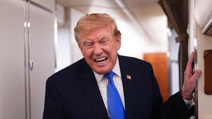 Donald Trump &egrave; riconoscibile nell'immagine. &Egrave; un uomo in abito formale, con giacca e cravatta, che ride. La fotografia ritrae il suo volto e la sua espressione felice.