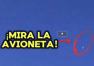 Lo schermo &egrave; blu con testo giallo e un cerchio rosso. Il contenuto riguarda un video falso sull'incidente aereo in Per&ugrave;, evidenziando l'incoerenza con i rottami. Sono presenti riferimenti a "&iexcl;MIRA LA" e "AVIONETA!". Il contesto &egrave; all'aperto e potrebbe includere elementi come dinamite e armi.